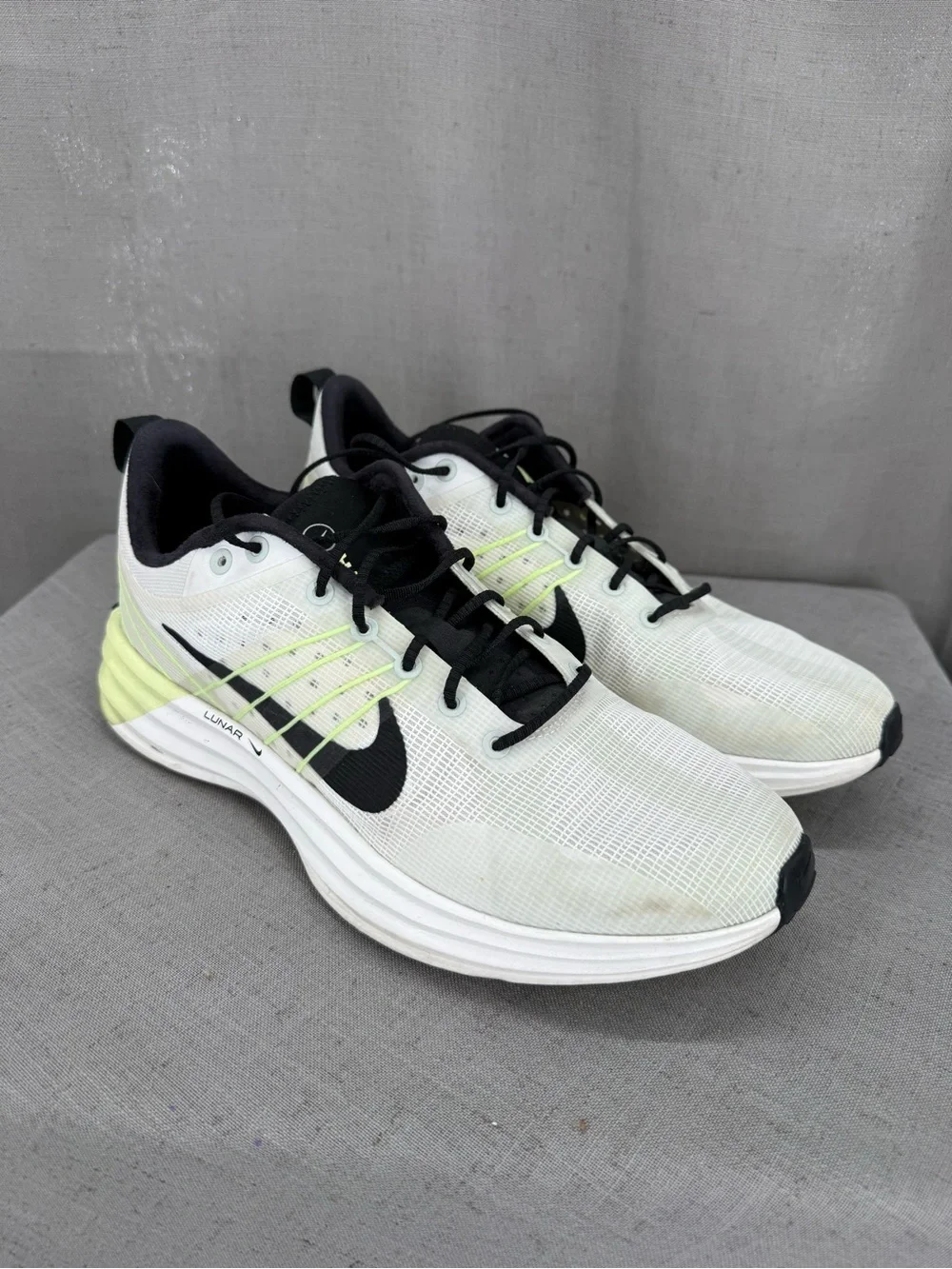 Nike Lunar Roam Men's Size 9.5 US Running Shoes Off White Volt
